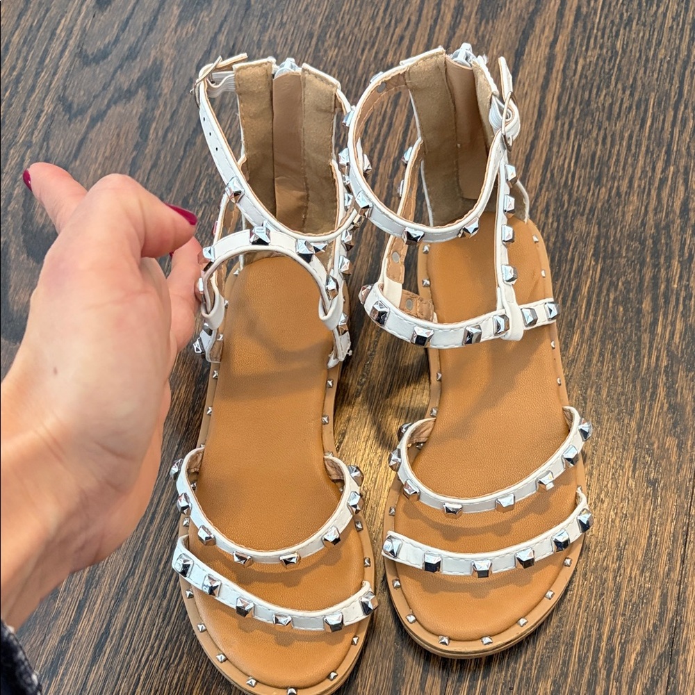 Tahari size 13 studded sandals in white silver